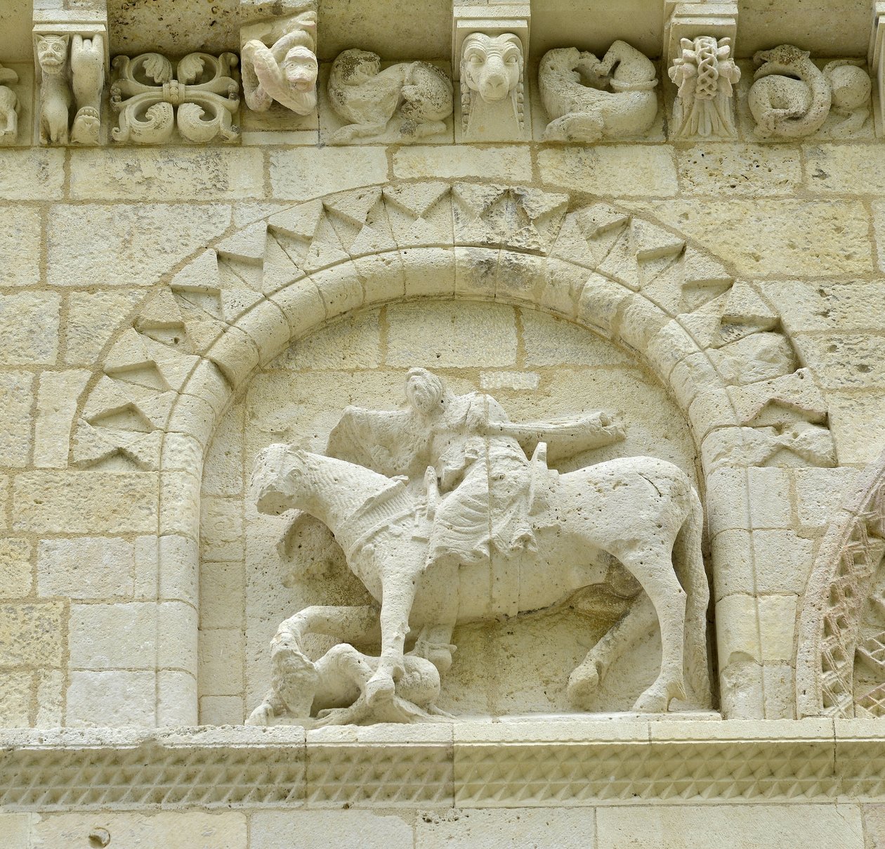 Romanische Kunst: Detail der Fassade darstellend Hugues de Surgeres und Geoffroy de Vendome oder Kaiser Konstantin I. der Große, dessen Pferdefuß Häresie und Christus, der das Böse und den Tod triumphiert, zertreten würde, Notre Dame (Notre-Dame) de Surger von Unbekannt