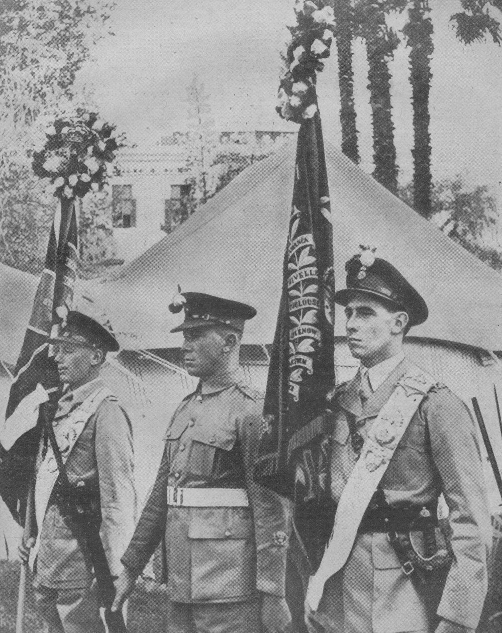 古いものと大胆なバラ、1942年。 作： 不明