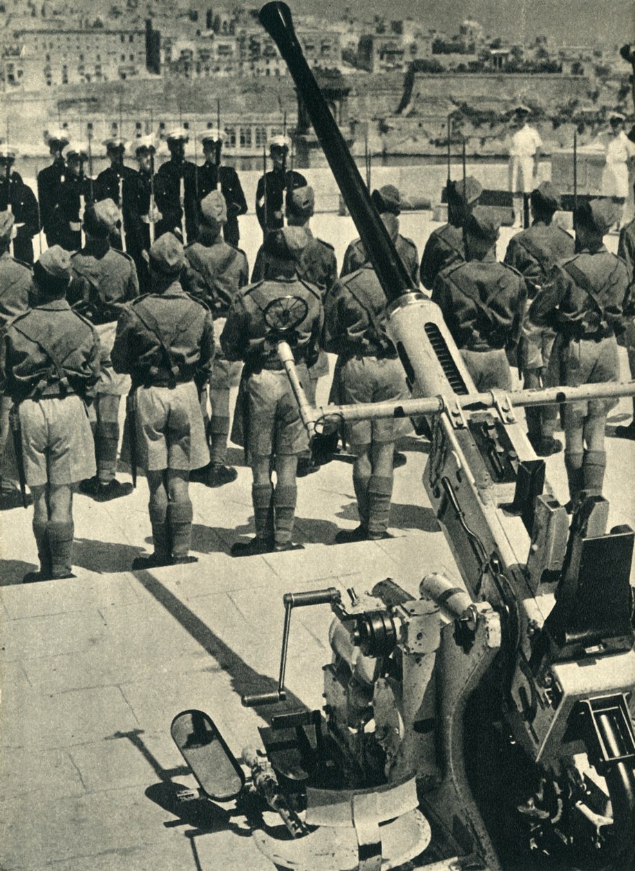 第二次世界大戦、1943年1944年のマルタ防衛の成功を祝うパレードでの王立海兵隊員。 作： 不明