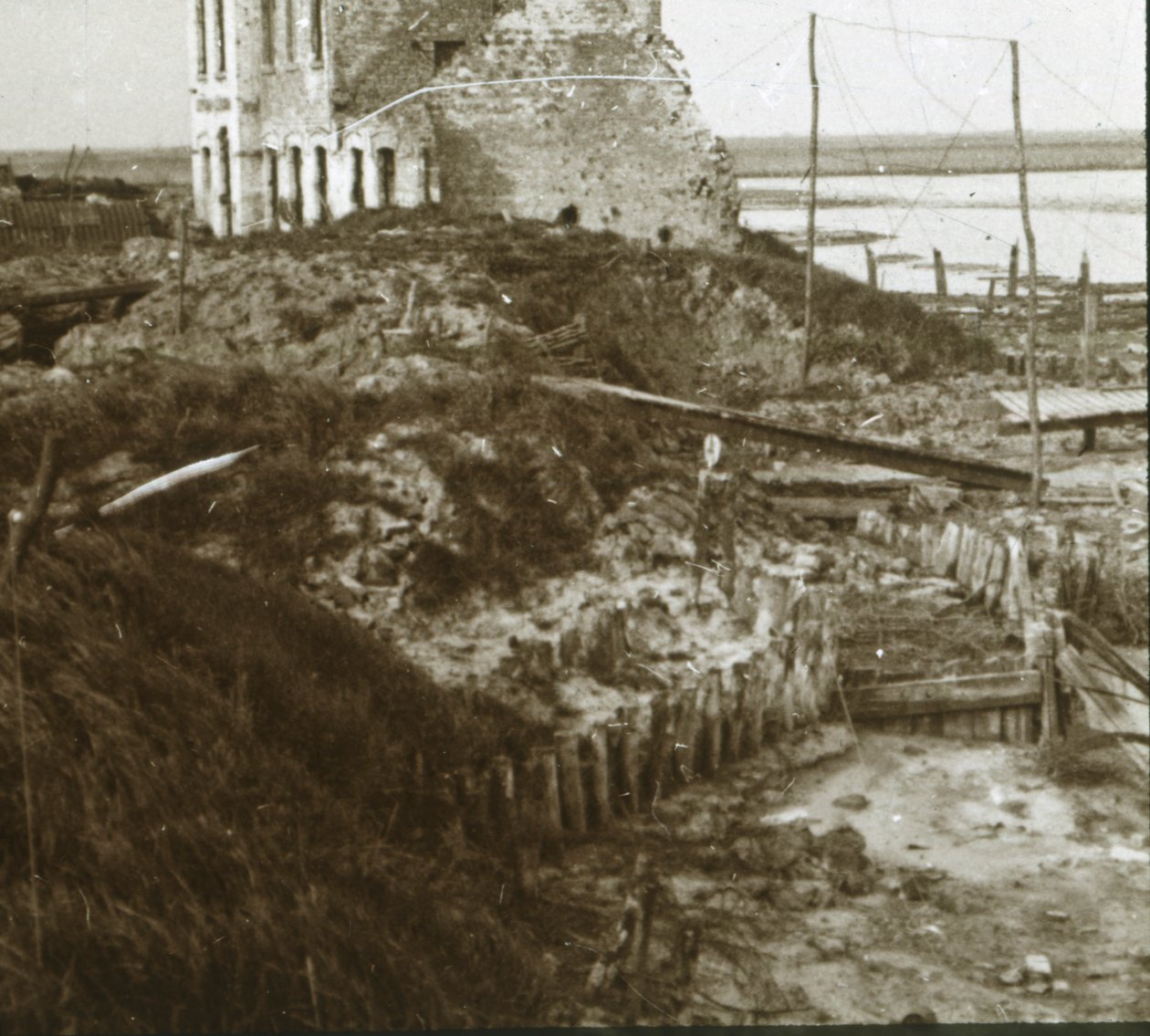 廃墟の建物と海岸沿いの塹壕、c1914-c1918 作： 不明