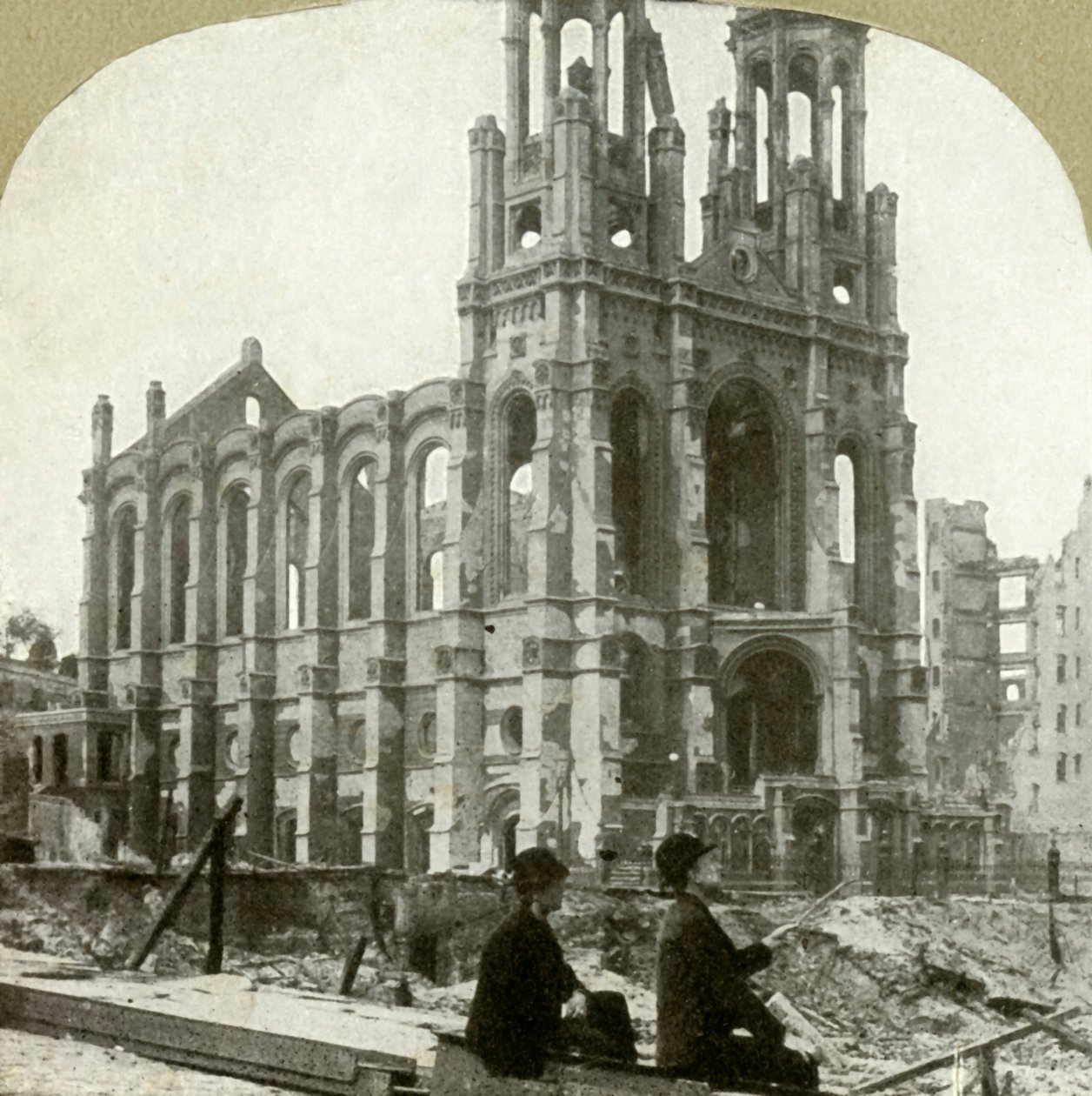 サッターストリートのユダヤ人シナゴーグの遺跡は、1865年と1868年、1906年の大地震に耐えました。 作： 不明