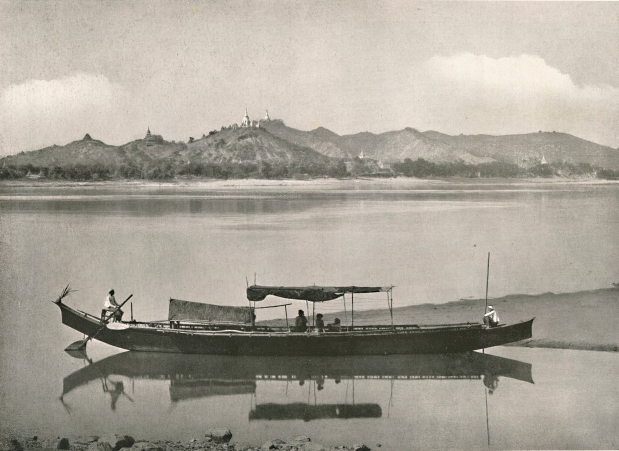 Sagaing、Irrawaddyで-すべての丘の頂上にPagodaがあり、1900年。 作： 不明