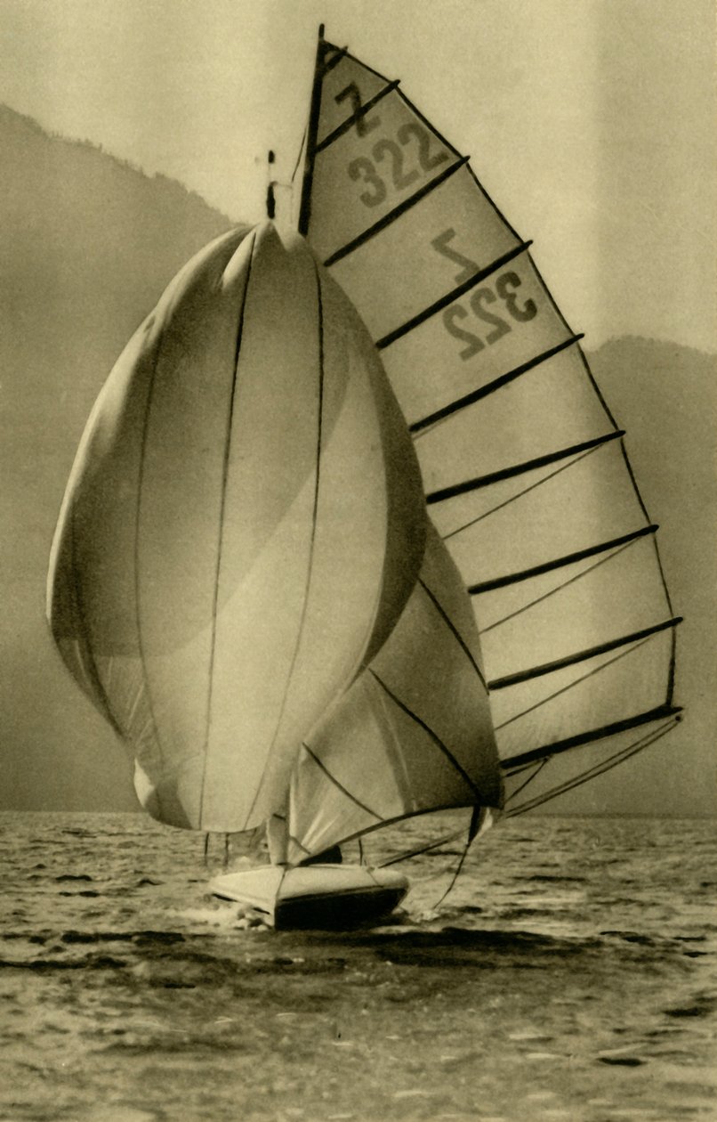 1935年、アッパーオーストリアのアッター湖でセーリング。 作： 不明