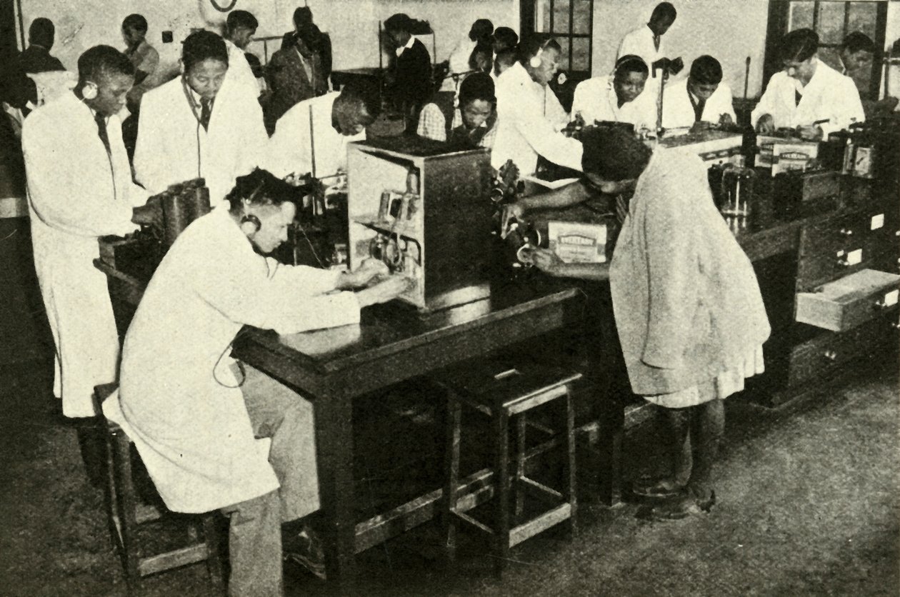 ネイティブカレッジのシーン-物理研究所の学生、c1948。 作： 不明