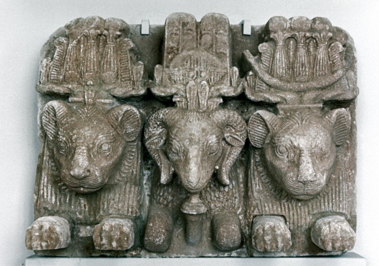 3つの動物の頭の彫刻 作： 不明