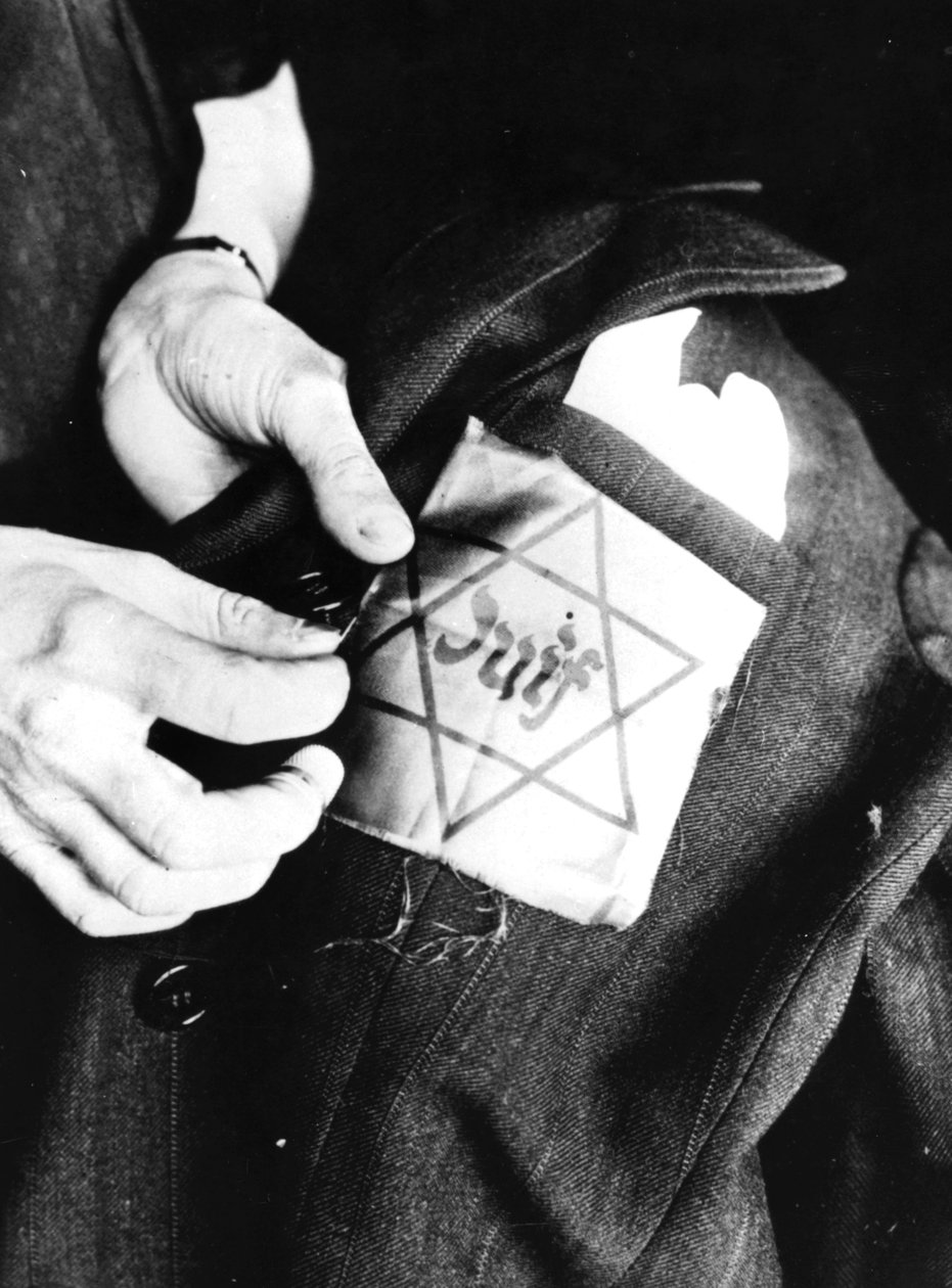 ユダヤ人を識別する黄色い星をジャケットに縫い付け、ドイツ占領下のパリ、1942年 作： 不明