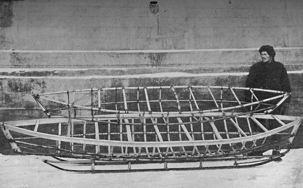 一人用竹のスケルトンoカヤック、および手すりの上に横たわるダブルカヤック、1894、1897 作： 不明