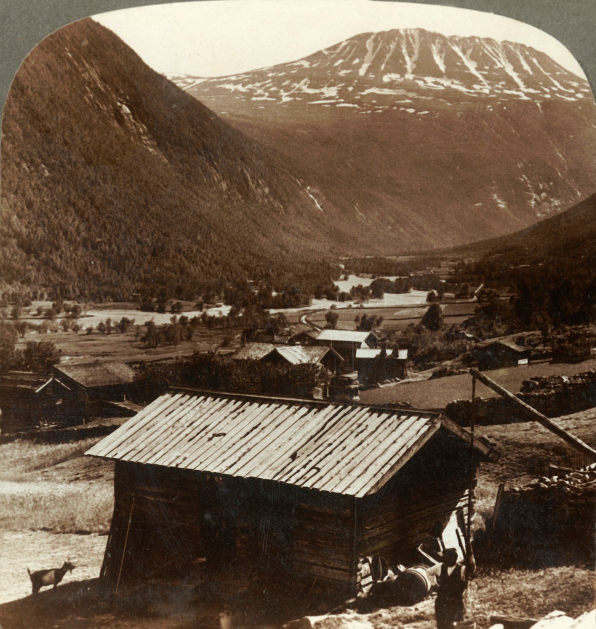 雪山の高台ガウスタ6180フィート、ノルウェー、マーンバレーの静かな家の上、c1905。 作： 不明