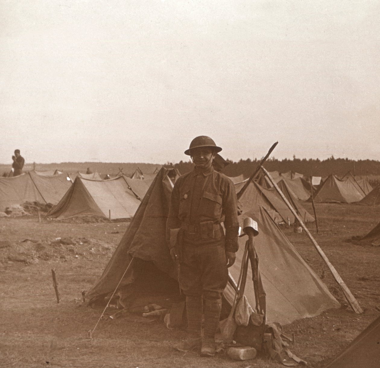 テント、アメリカンキャンプ、メレット、フランス、c1914-c1918のそばに立っている兵士。 作： 不明