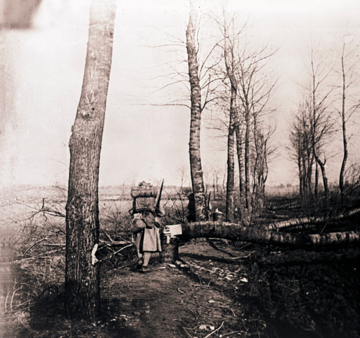 背中にパックを付けた兵士、c1914-c1918 作： 不明