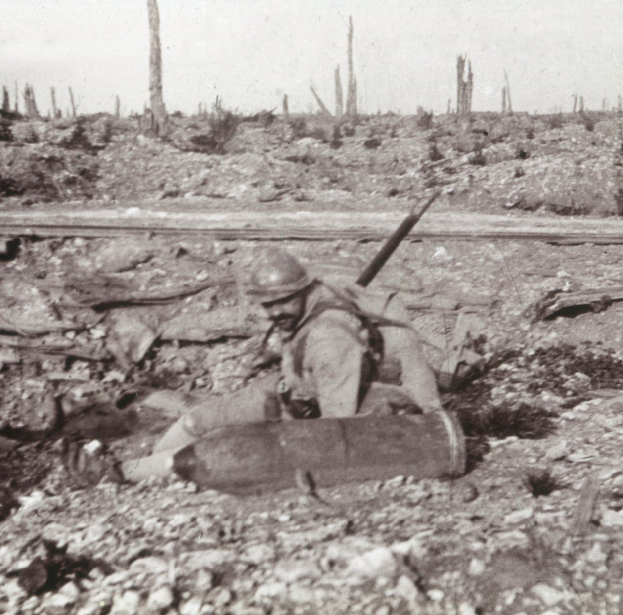 シェルを持つ兵士、ボワダヴォクール、北フランス、ヴェルダン、c1914-c1918 作： 不明