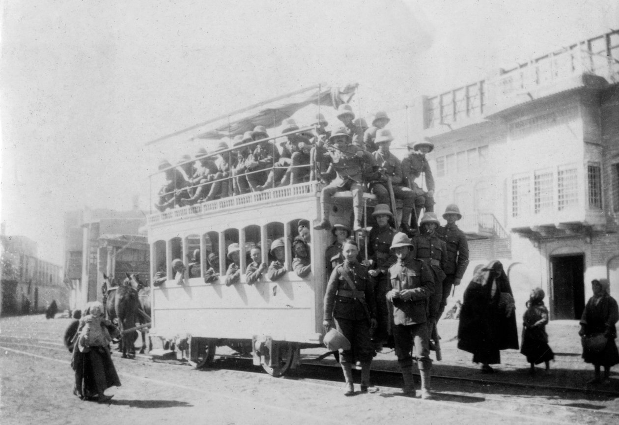1917〜1919年、イラクのバグダッドに向かう途中、カジメインの東サリー連隊の兵士 作： 不明