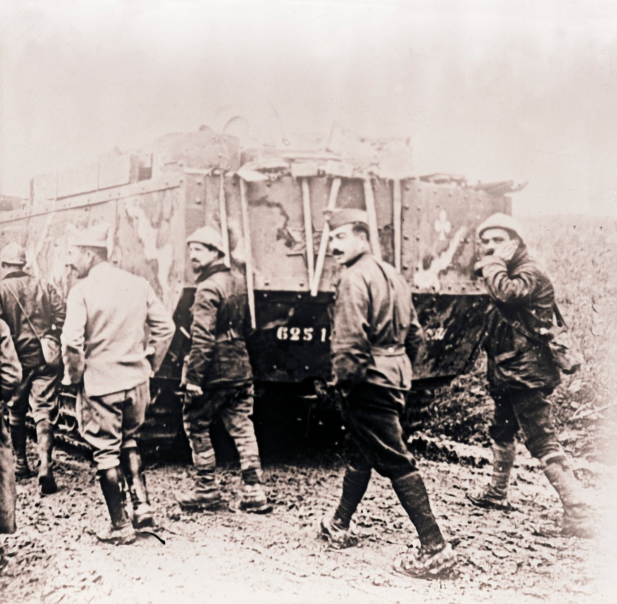 タンクの後ろを歩く兵士、c1914-c1918。 作： 不明