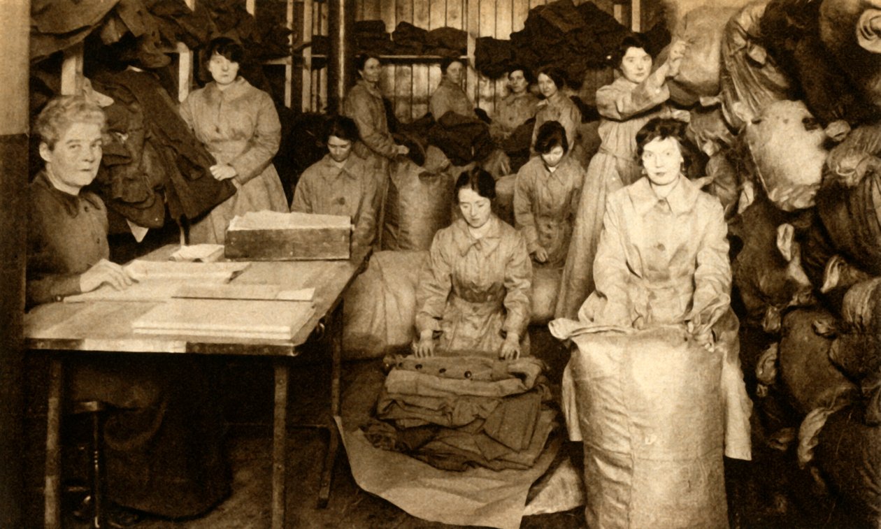 WAACの衣料品店でのユニフォームの仕分け、第一次世界大戦、1914-1918、1933年。 作： 不明
