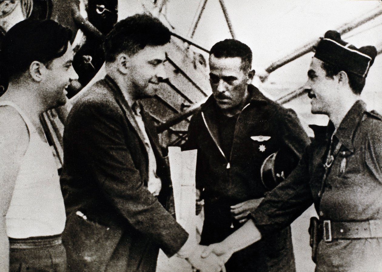 スペイン内戦（1936-1939年）。内戦のソ連特派員としてバルセロナ空港（スペイン）に到着したロシア人作家イリア・グリゴリエビッチ・エーレンブルク（1891-1967）（左から2人目 作： 不明