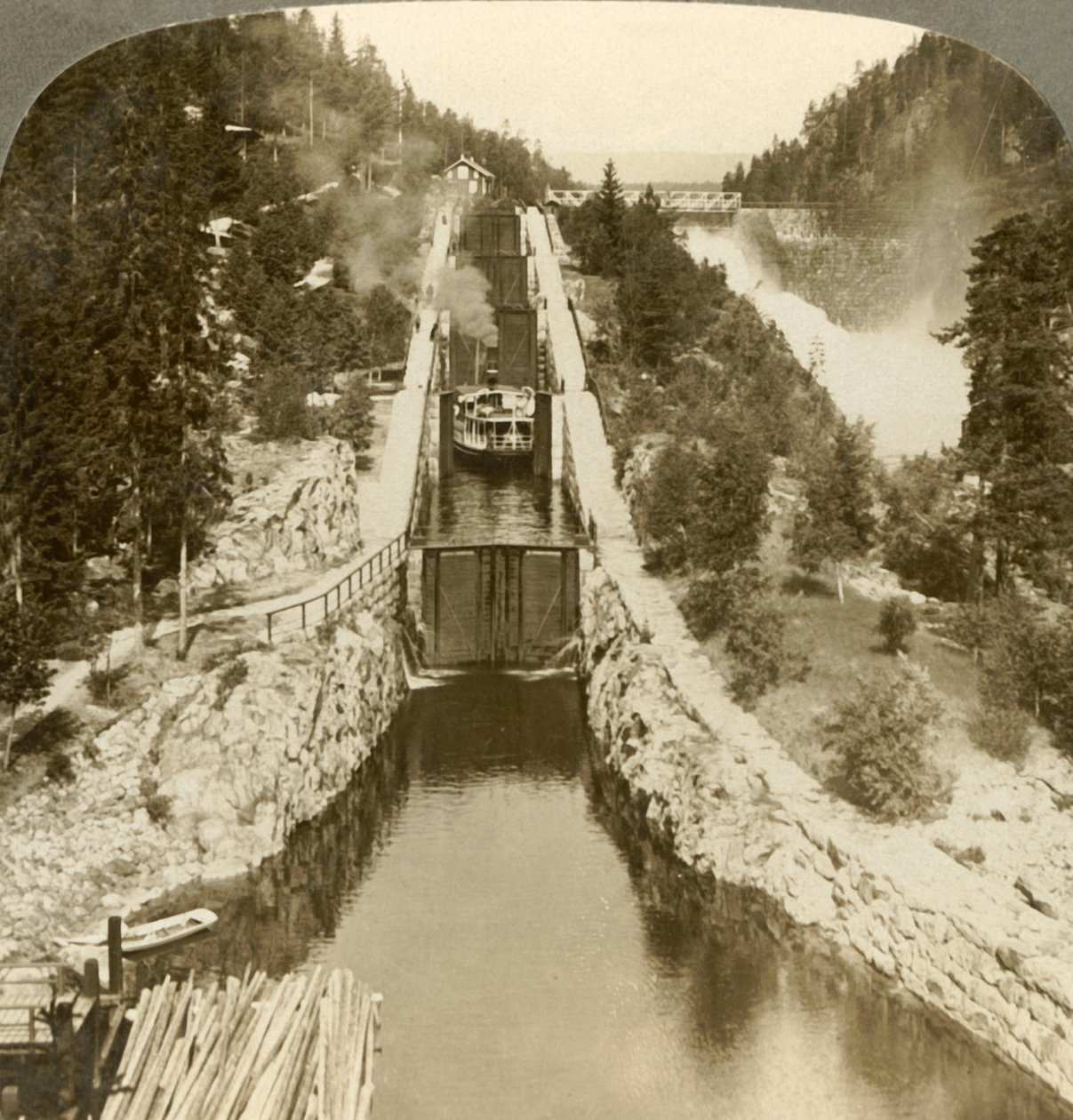 ノルウェーのバンダクノールジョの水門で、ヴラン滝の横にある丘を登る蒸気船。c1905年。 作： 不明