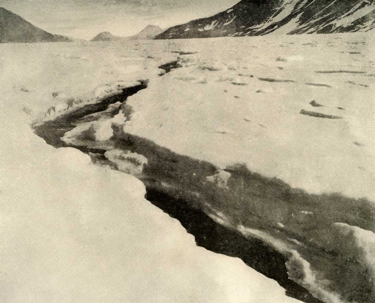真夏のフェラーラ氷河の真ん中に流れる水の流れ、c1908、1909。 作： 不明
