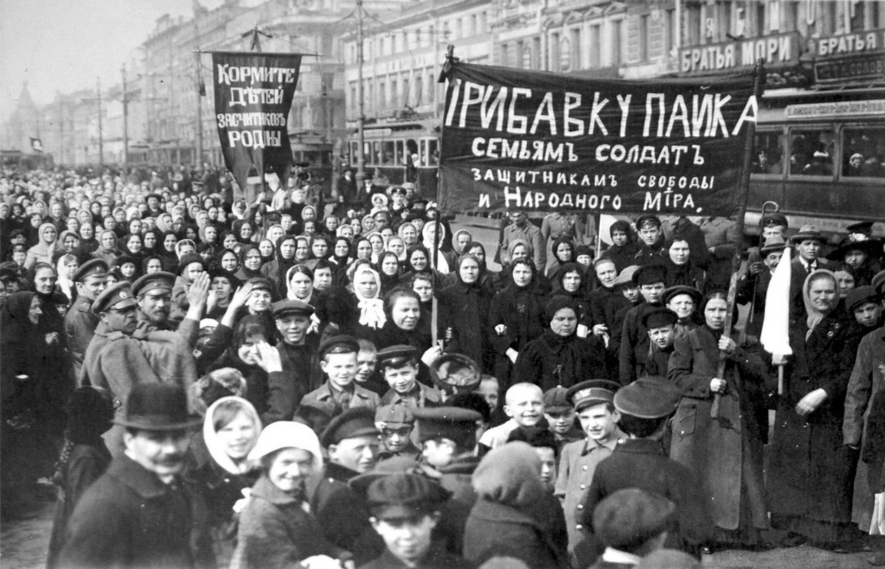 1917年2月の革命の最初の日にサンクトペテルブルグ、ロシアの印象的なプチロフ労働者 作： 不明