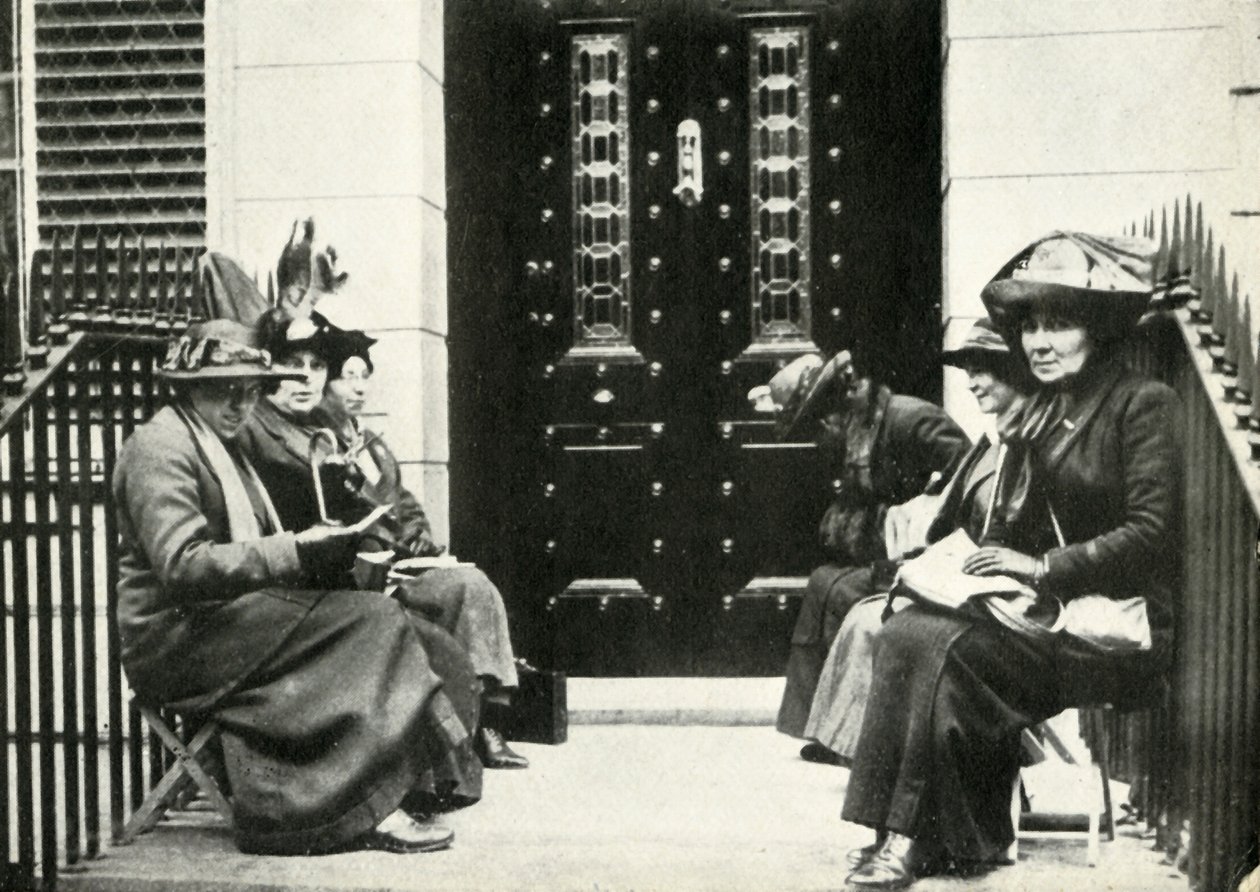 1914年4月6日、1947年、サーエドワードカーソンズロンドンの家の玄関先で待機しているSuffragettes。 作： 不明