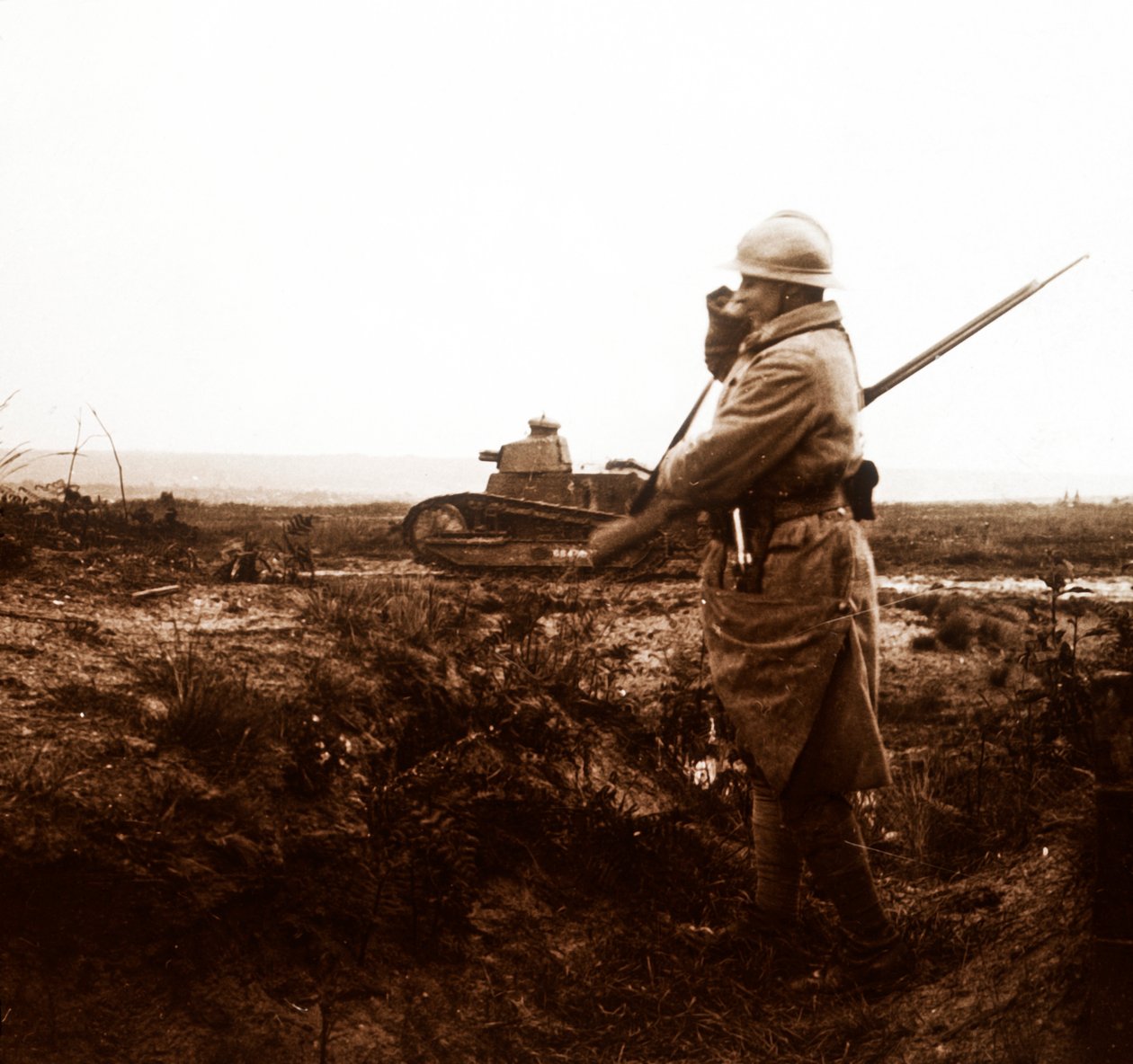 戦場の戦車と兵士、c1914-c1918 作： 不明