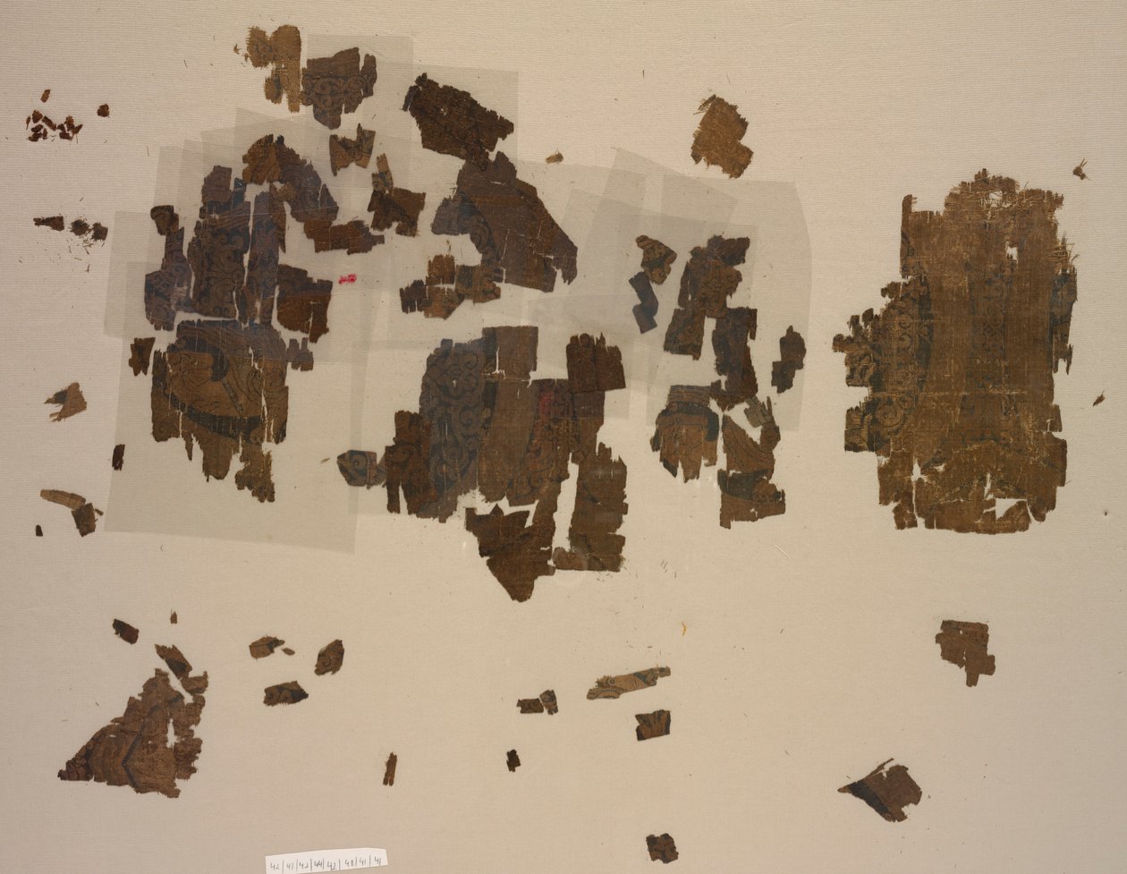 ラウンデルの翼のあるライオンのタケテフラグメント、899〜1160年。 作： 不明