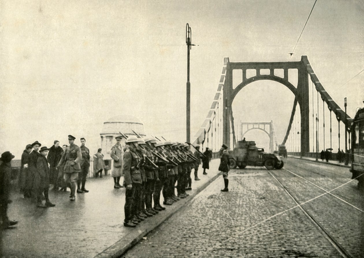 1919年、ケルンのライン川に架かる橋を守っている18人目の夫人。 作： 不明