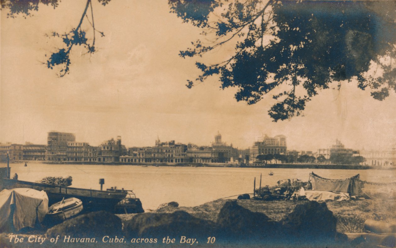 湾を渡るキューバのハバナ市、c1930 作： 不明