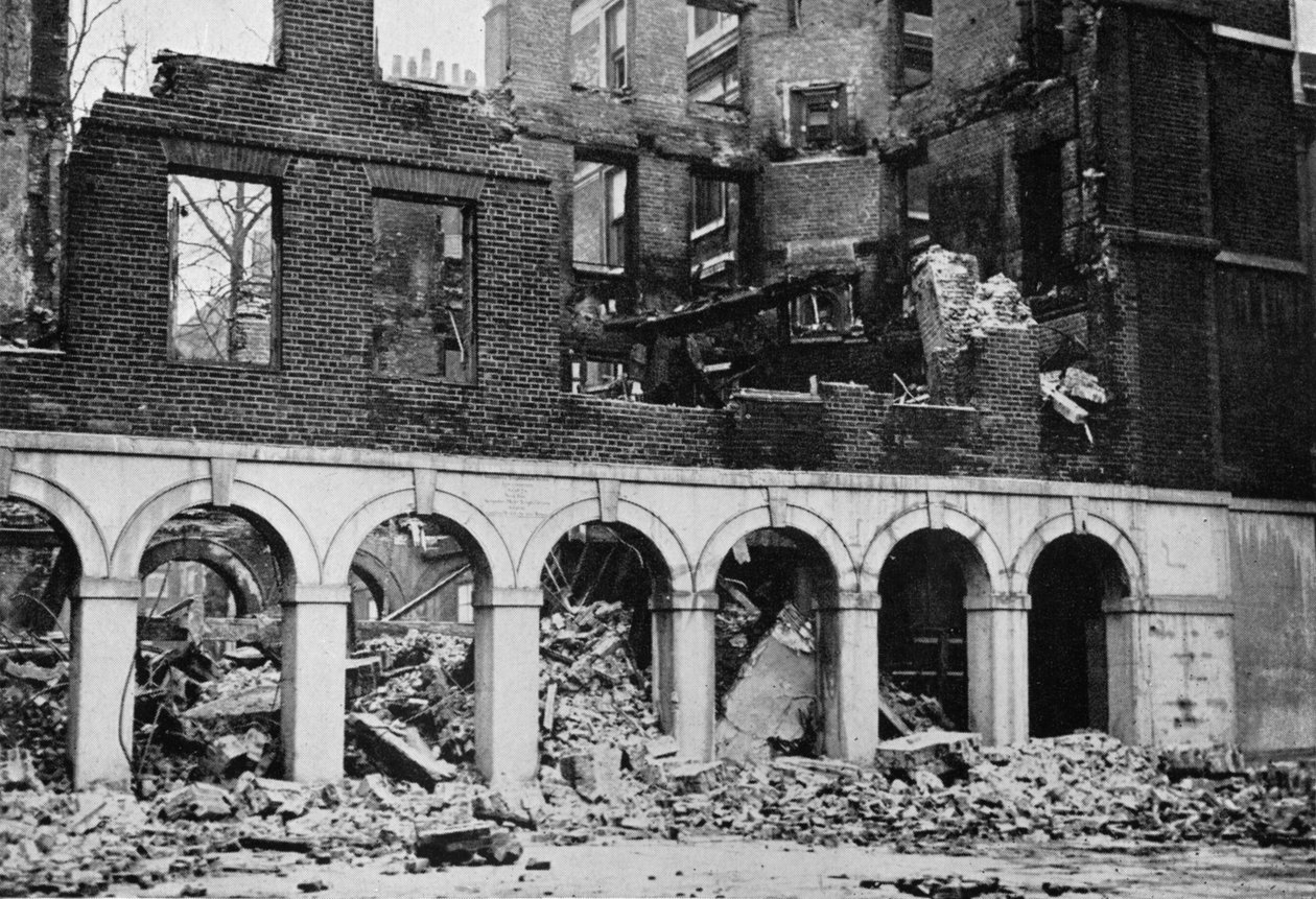 火事で難破した後の寺院の回廊、1941 作： 不明