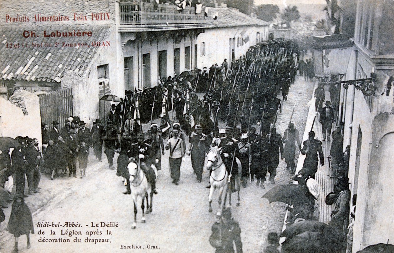 1906年、アルジェリアのシディベルアベスの通りを練り歩くフランス外人部隊 作： 不明
