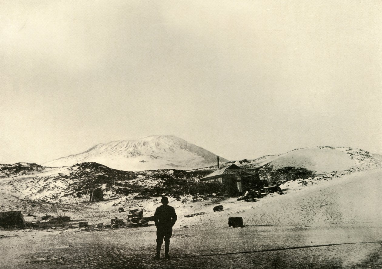 1908年、1909年の秋にエレバス山を背景にした小屋。 作： 不明