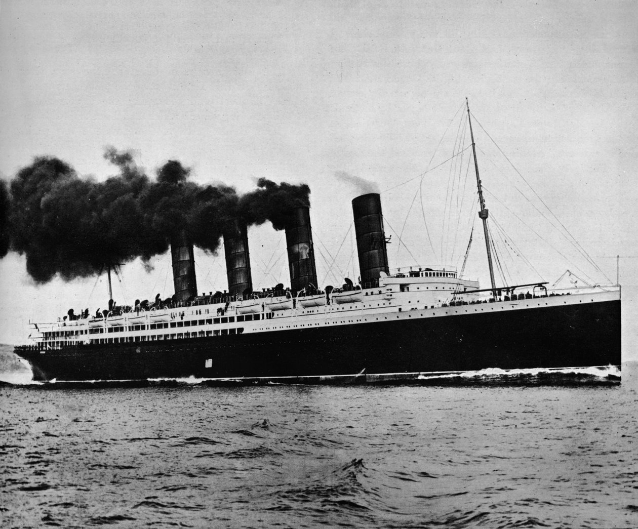 フルスピードでのルシタニア、1915 作： 不明