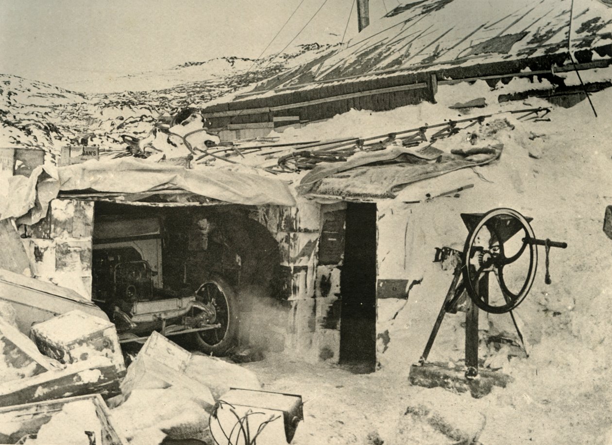 ガレージのモーターカー、右側のトウモロコシクラッシャー、c1908、1909。 作： 不明