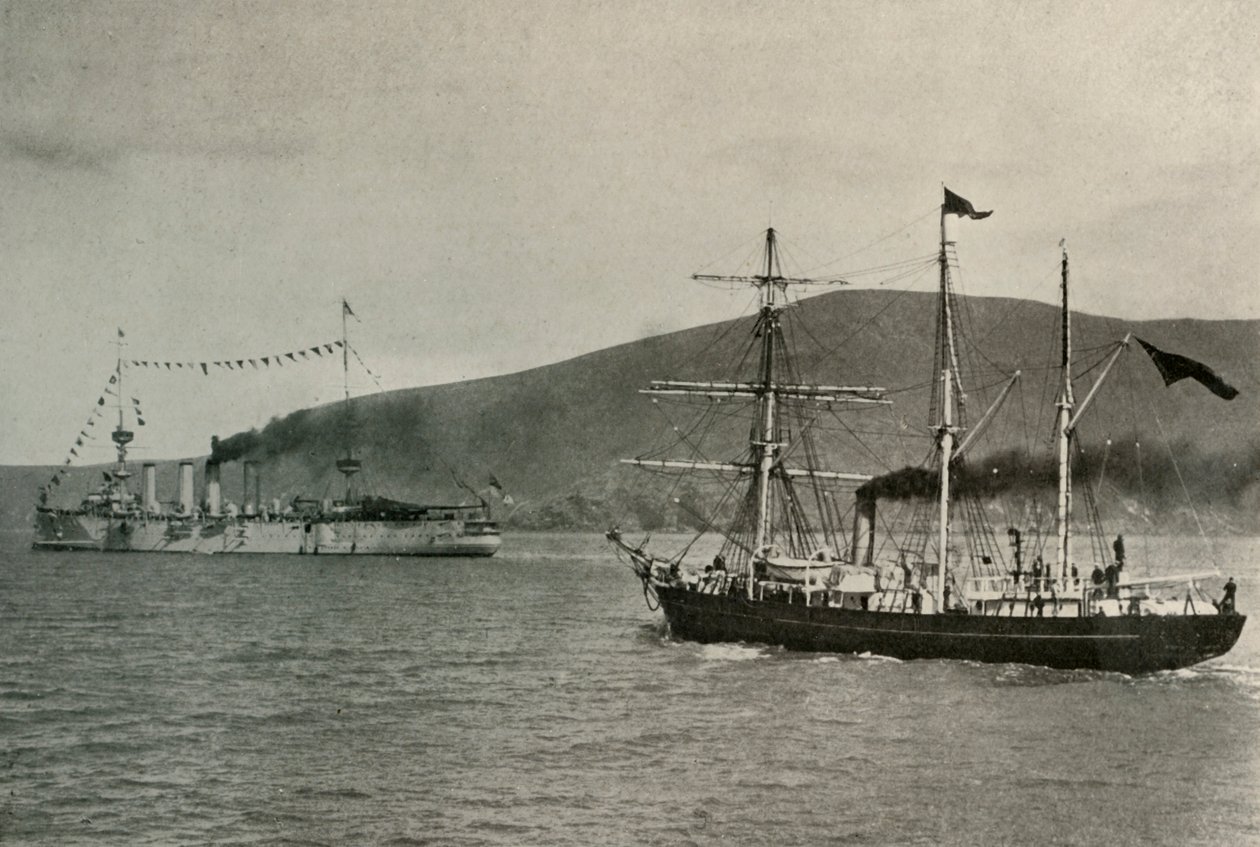 1908年1月1日、1909年、リトルトン港でニムロッドが強力なHMSを通過。 作： 不明