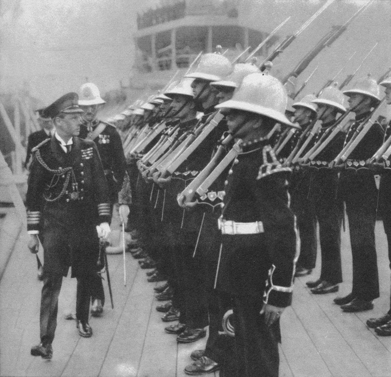 1921年にハンプシャーのポーツマスで海兵隊を視察するプリンスオブウェールズ、1936年 作： 不明