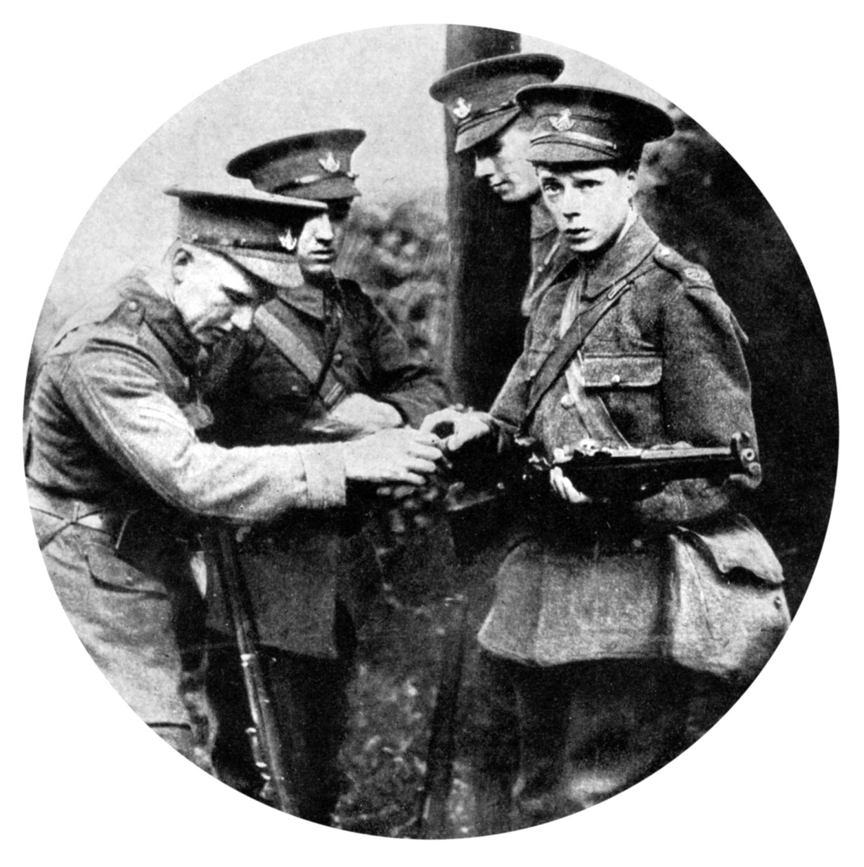 1914年の第一次世界大戦、グレナディエ兵にライフルを装填したプリンスオブウェールズ 作： 不明