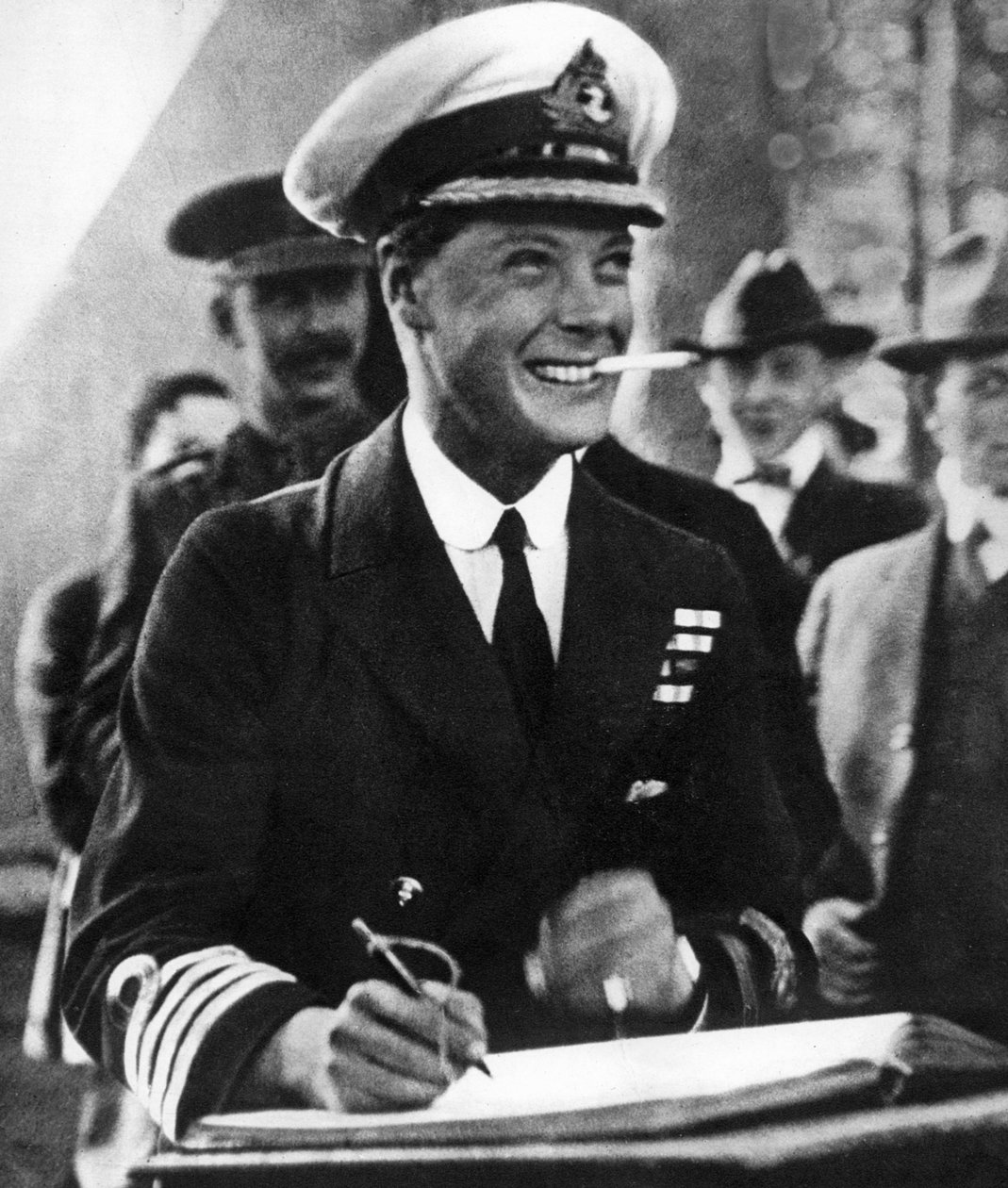 カナダで訪問者の本に署名するプリンスオブウェールズ、c1920s 作： 不明
