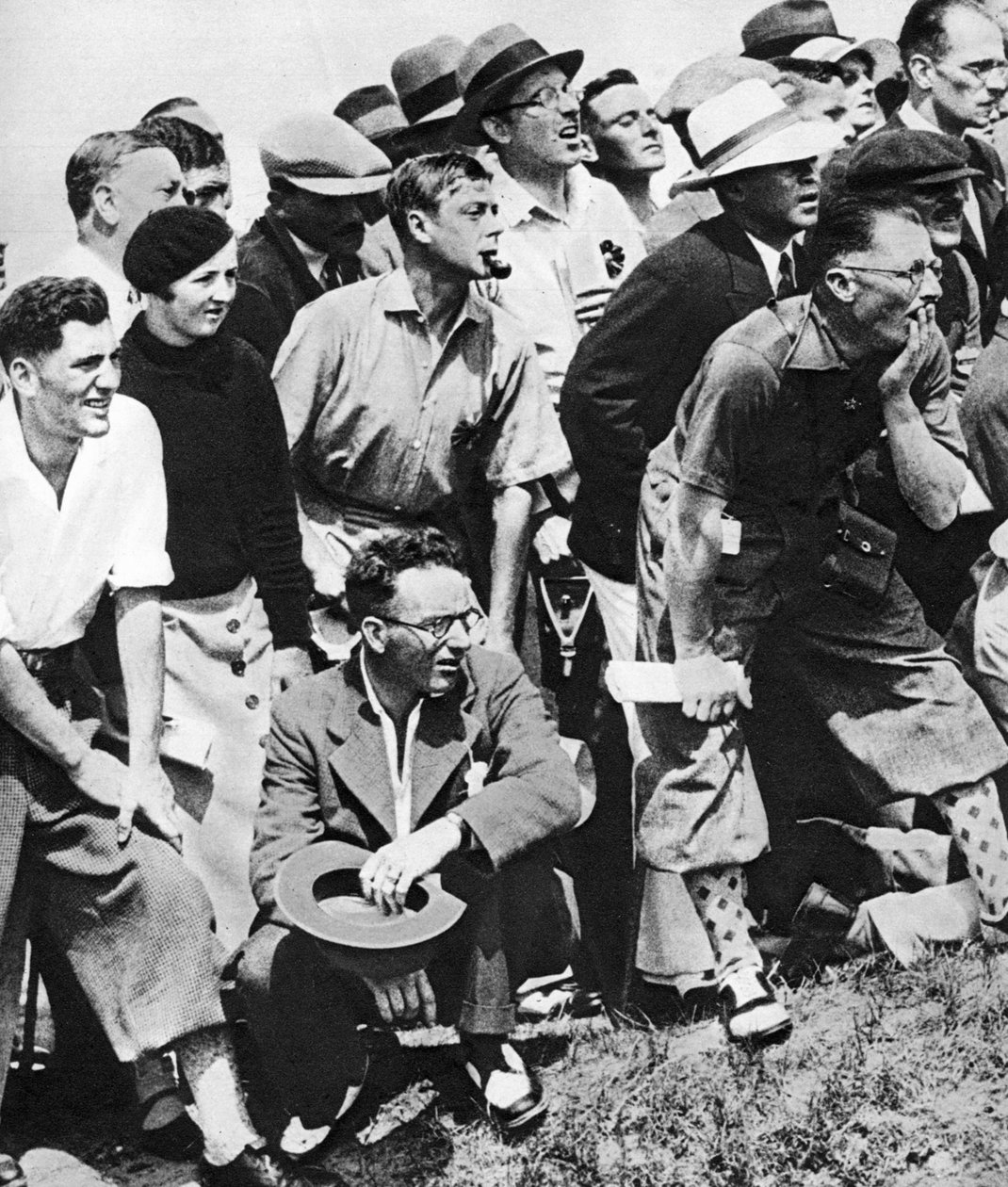 プリンスオブウェールズ、オープンゴルフ選手権、セントアンドリュース、c1930sでパイプを吸う 作： 不明
