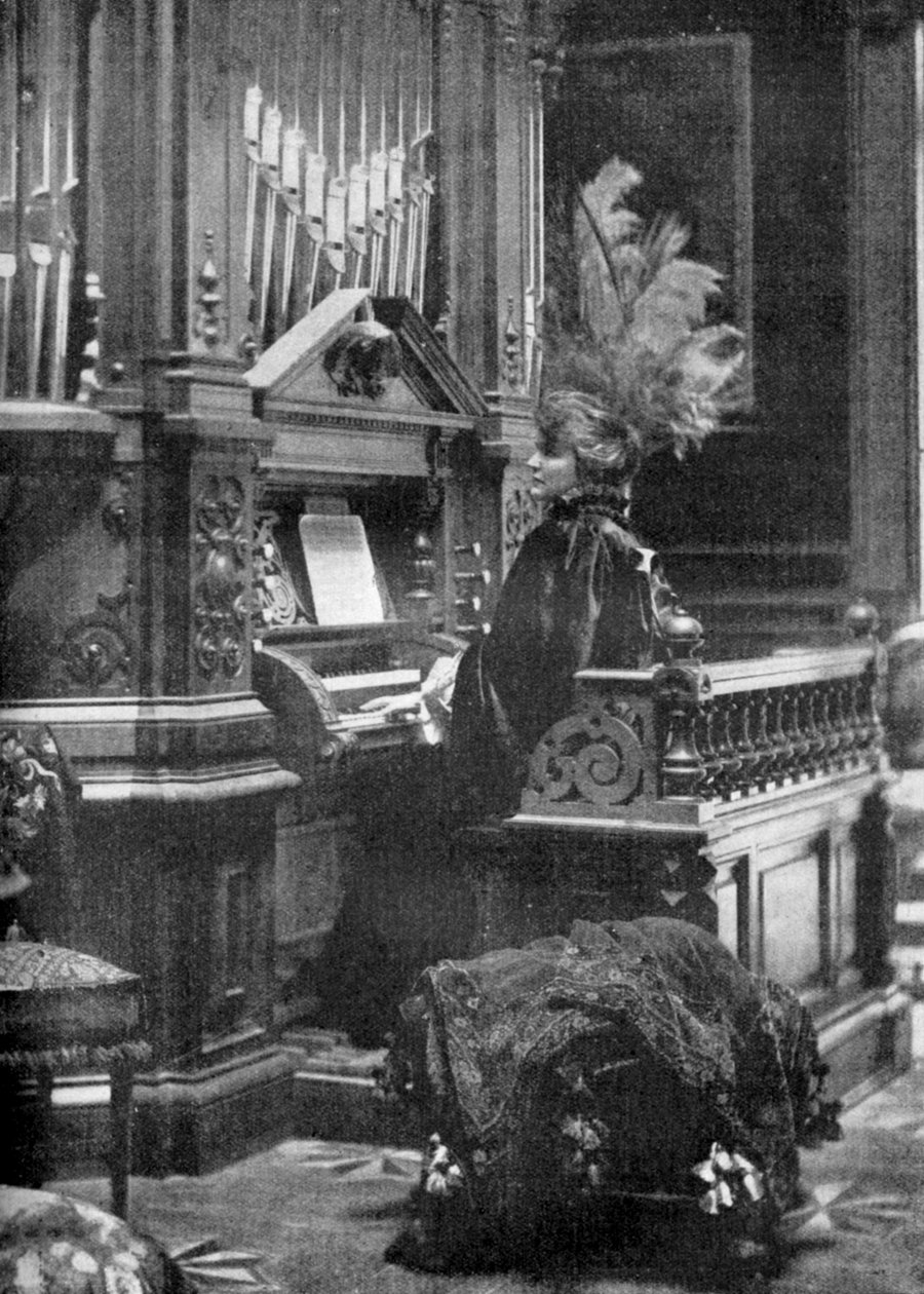 ルーマニアの女王がオルガンを演奏、1904 作： 不明