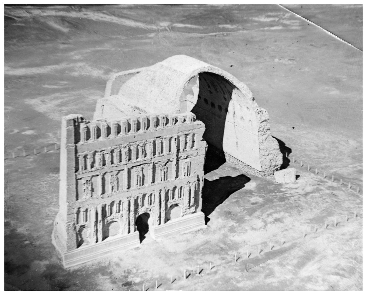 空からのタクイキスラ、イラクのクテシフォン、1926年 作： 不明
