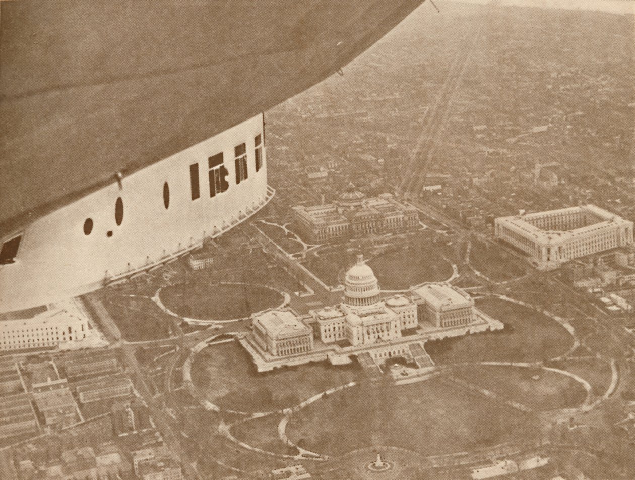 1927年にワシントン上空を飛行中の米国飛行船ロサンゼルス 作： 不明