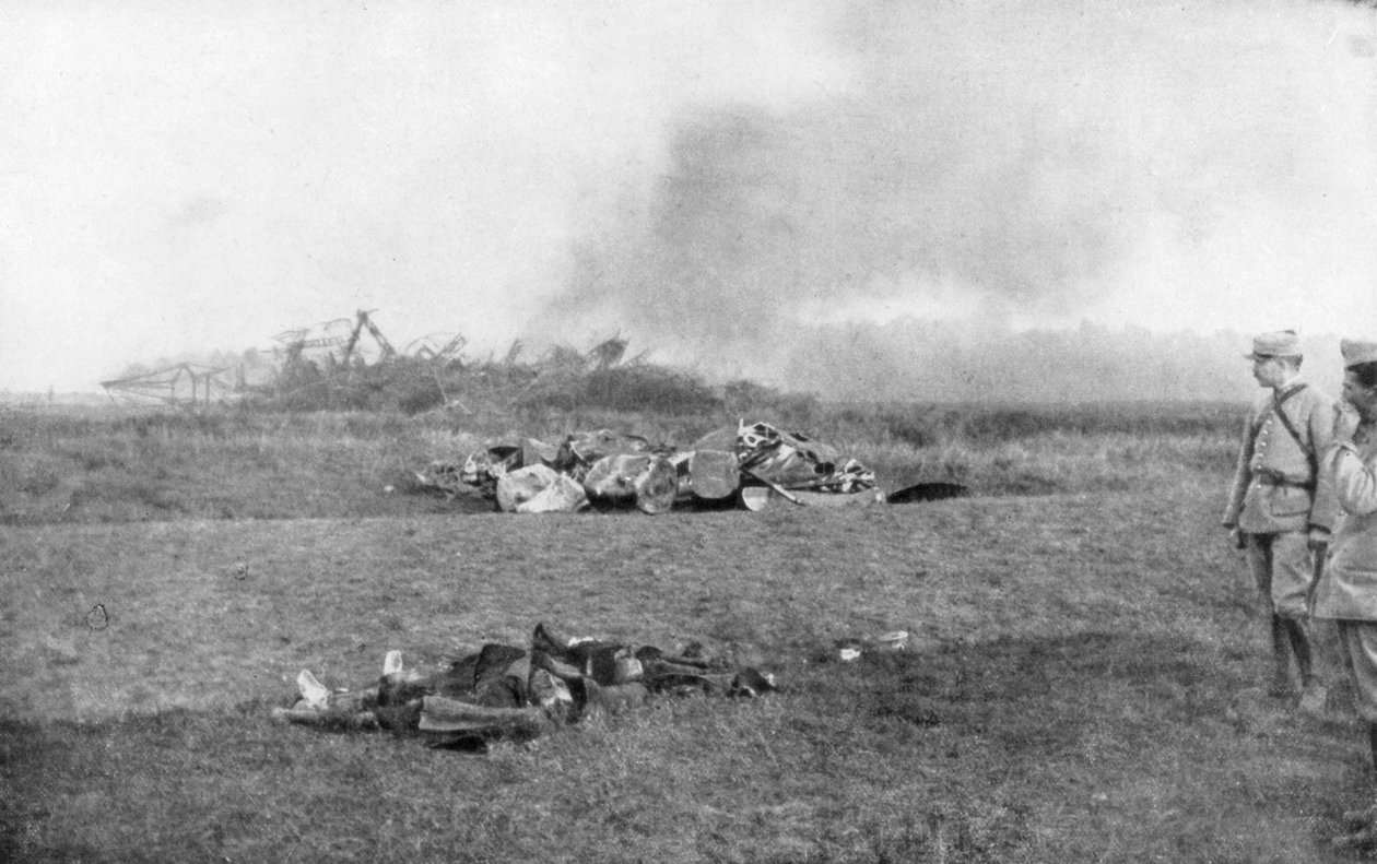 1917年10月20日、フランス、セントクレメン、ツェッペリンLZ93 L44の死体 作： 不明