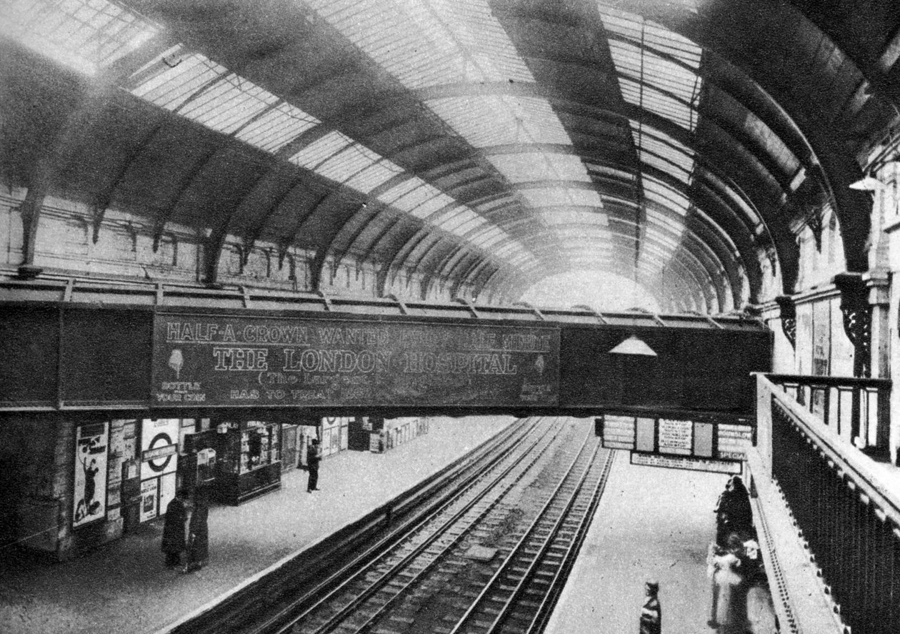 1926年から1927年にロンドンのスローンスクエア駅に架かるウェストボーン水道橋のコース 作： 不明