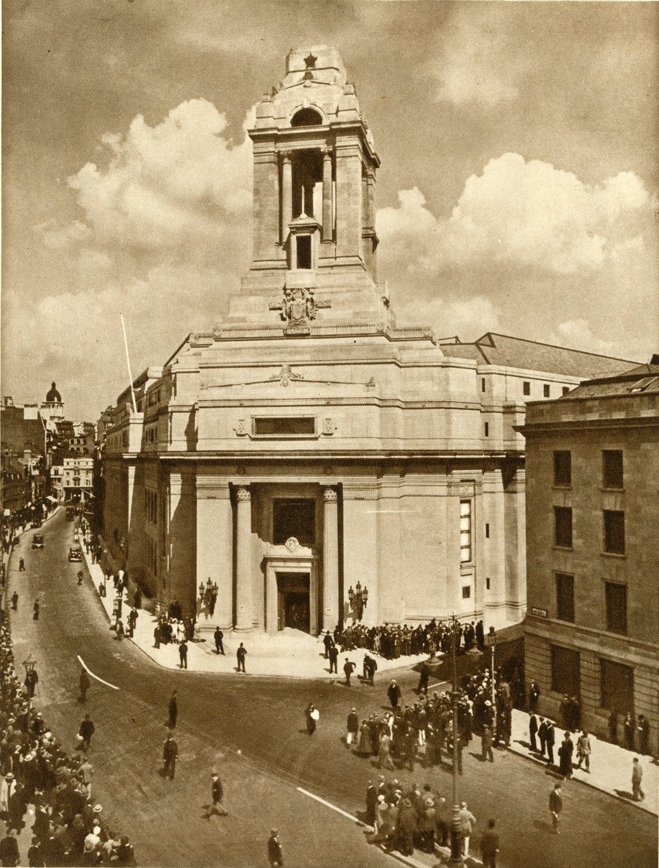 1933年7月19日、1935年、ロンドンのグレートクイーンストリートにあるフリーメーソンの平和記念館の開館式。 作： 不明
