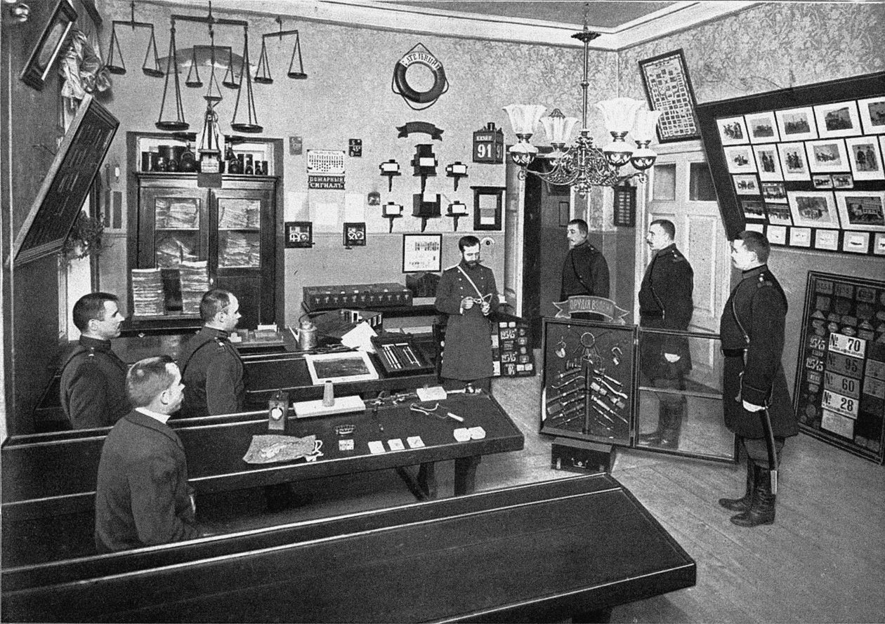警察は1903年にサンクトペテルブルクの警察学校に採用しました 作： 不明