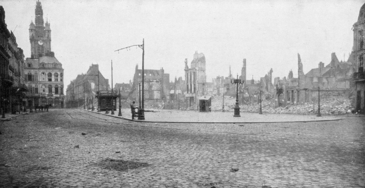 ドゥエー、1918年の遺跡と鐘楼 作： 不明