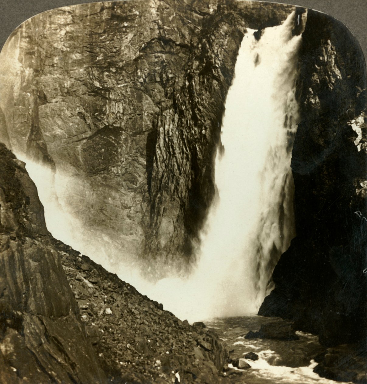 ノルウェー最大の滝の1つである強大なVoringfosの噴水c1905。 作： 不明