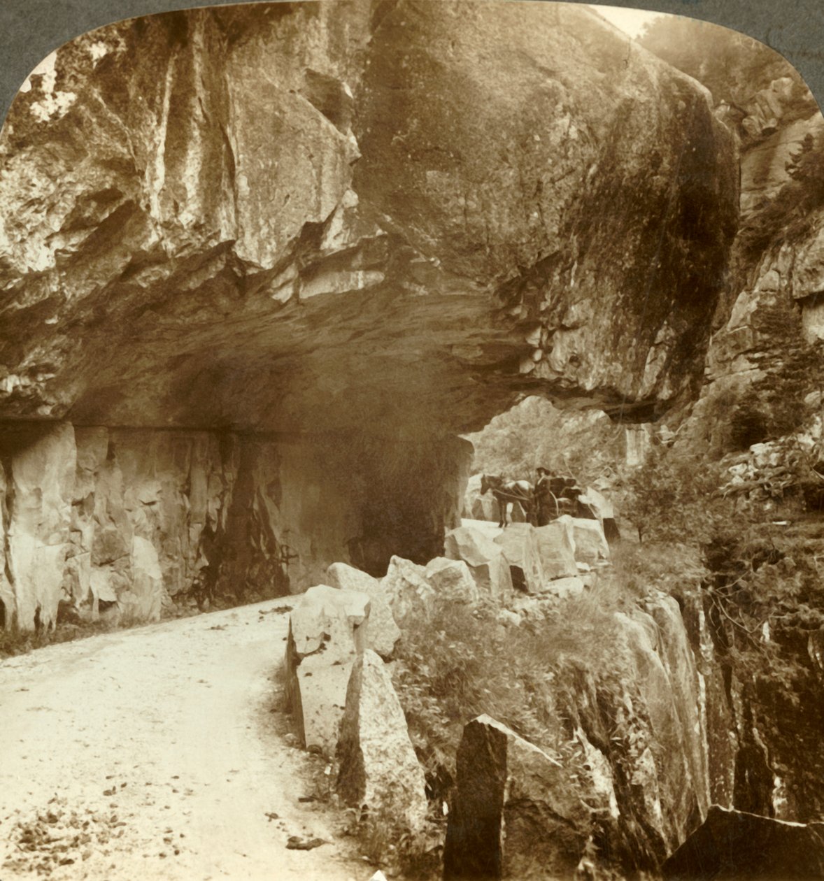 ノルウェー、c1905の堅固な岩の山の壁を突き破った素晴らしいブラットランズダル道路。 作： 不明