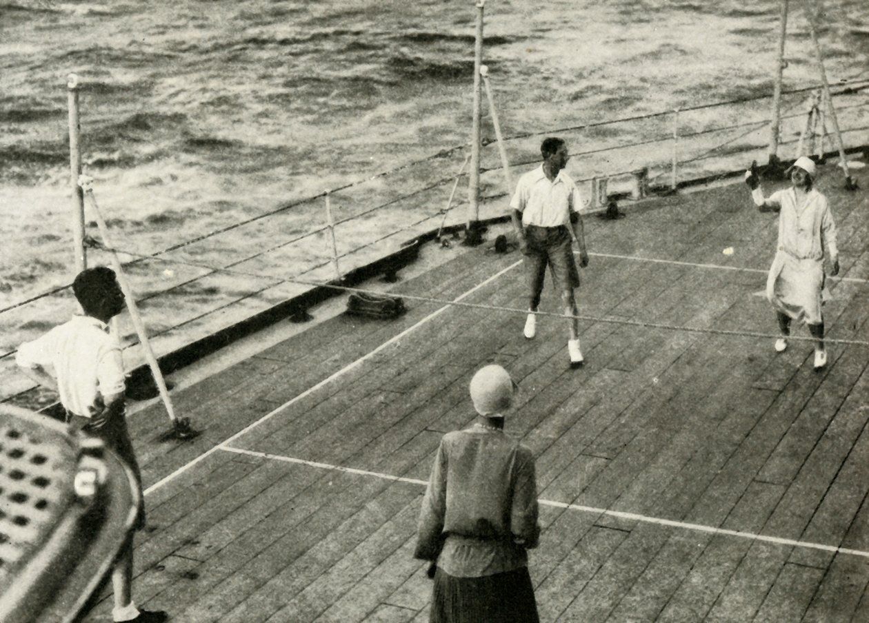 彼らの荘厳さ、HMSレノウンのデッキでのデッキクォートのゲーム、1927年、1937年。 作： 不明