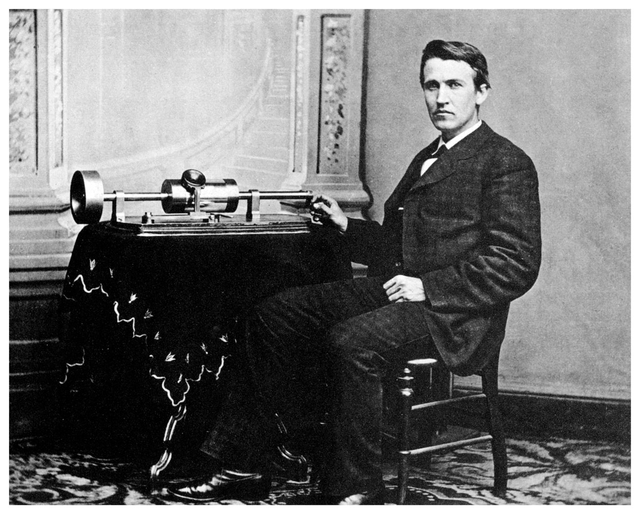 アメリカの発明家であるThomas Alva Edisonと蓄音機、c1878 1955 作： 不明