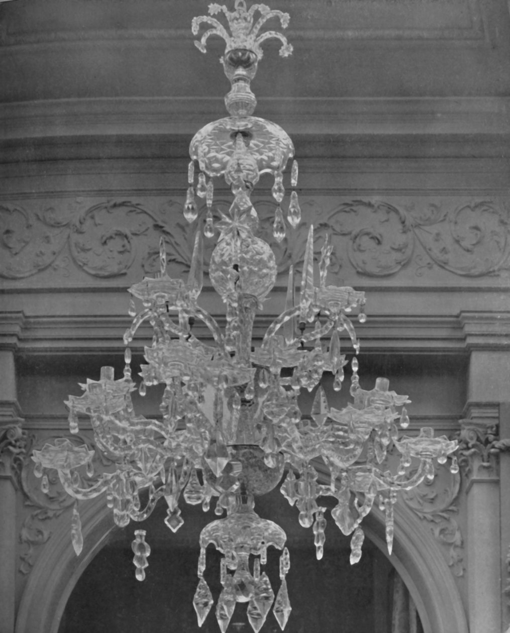 20ライト用3層シャンデリアc.1770、1928 作： 不明
